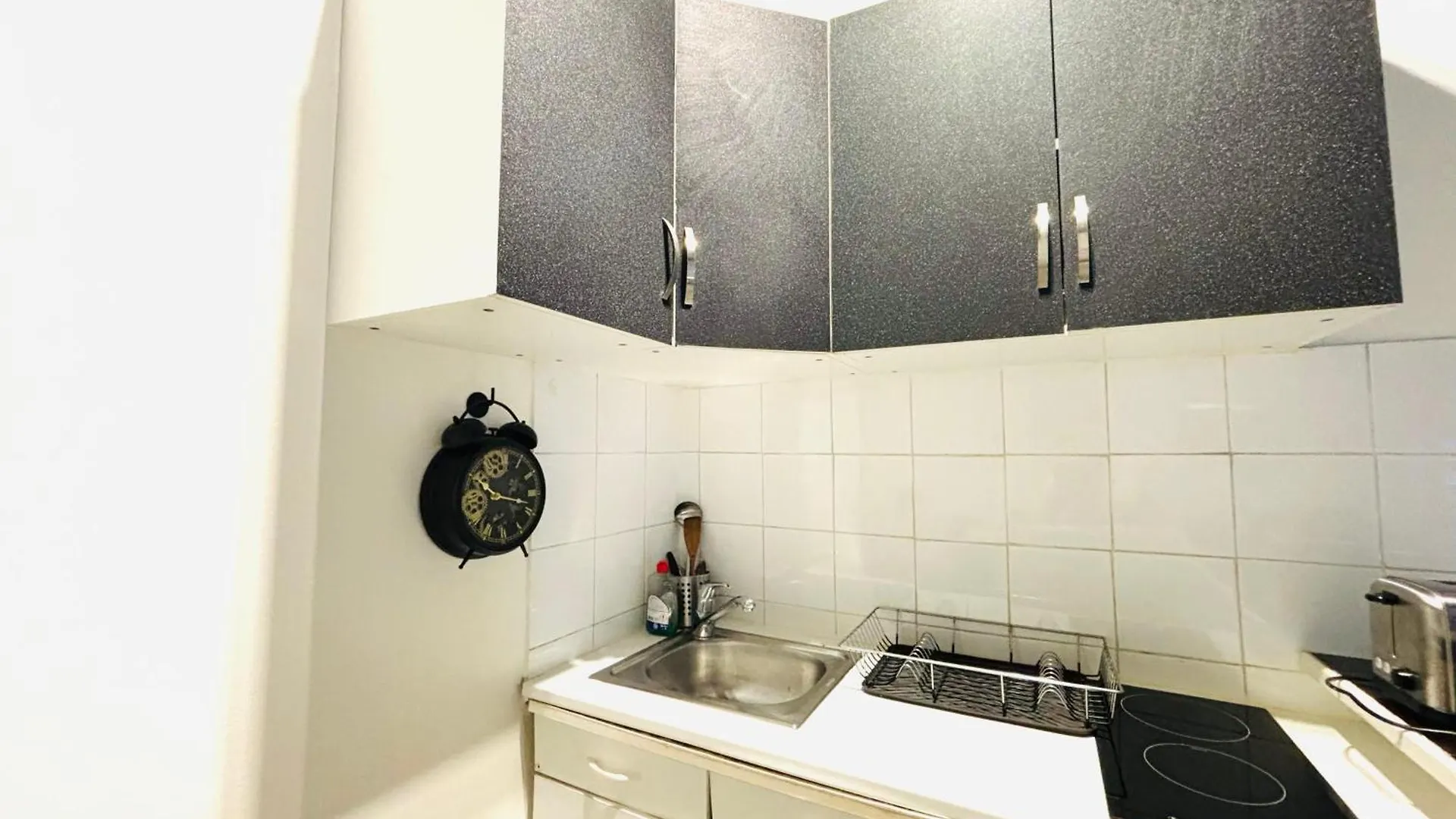 Apartment Best Inn Ponthieu Paris France